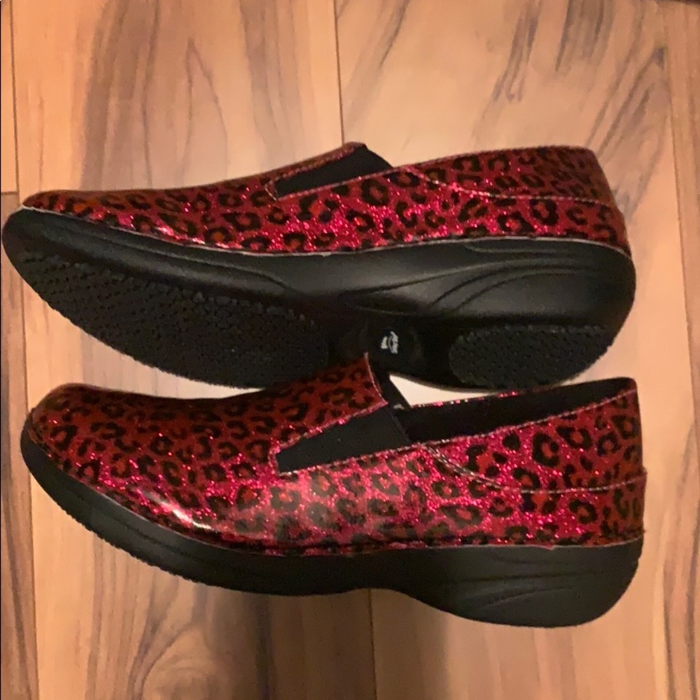 Spring Step Pink Leopard Clogs - Picture 2 of 5